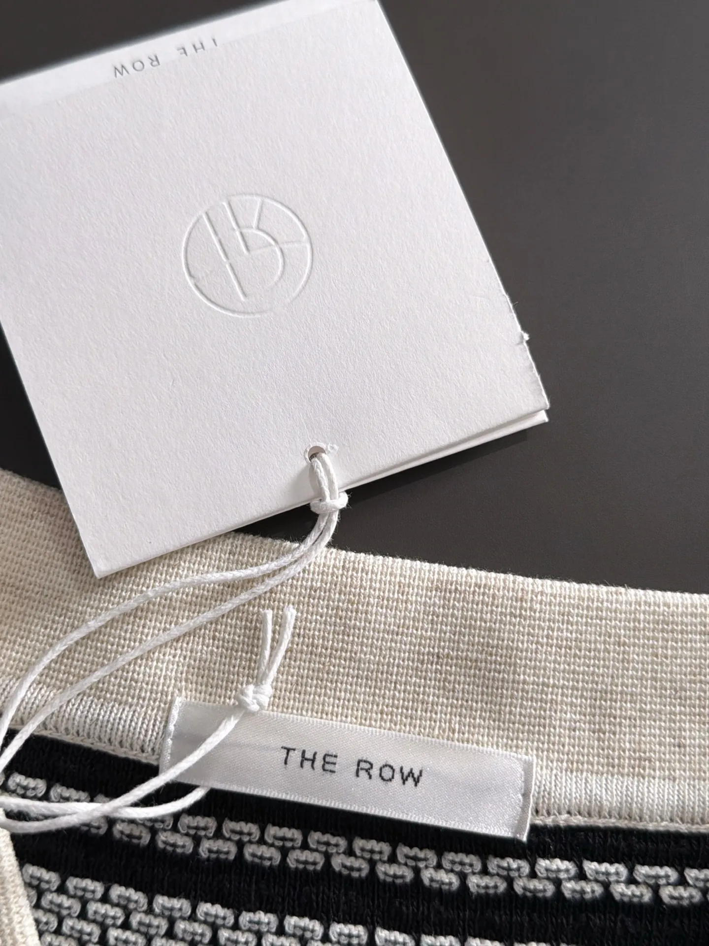 Shipping next day TR high quality - The Row 26ss New Arrival men's short-sleeved T-shirt. Like LP and BC, it belongs to the same old-money style top-notch light luxury brand. The New Arrival Original men's casual short-sleeved shirt is made of combed cotton yarn knitted imitation cotton fabric. Exclusive Premium custom-controlled raw materials. 14-needle precision knitting. The iconic waffle soul is woven. The three-dimensional texture flows with subtle light and shadow. Viewed from a distance, it is introverted. It shows when you touch it closely. It feels substantial when weighed. The upper body is also more textured than ordinary T-shirts. Fashionable Versatile Hot Sale. It is skin-friendly and comfortable to wear. Premium boutique. The upper body is made of Factory's fine workmanship. A must-have item for men. Complete with three standards. Sizes M-3XL